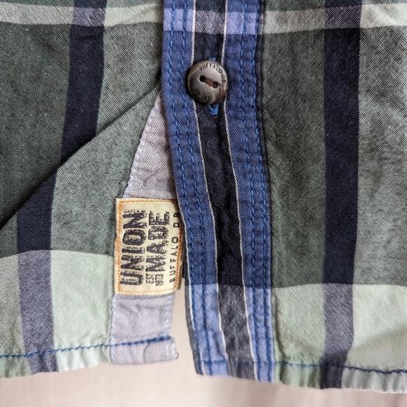 Men's Plaid Button Up Shirt - Picture 3 of 12